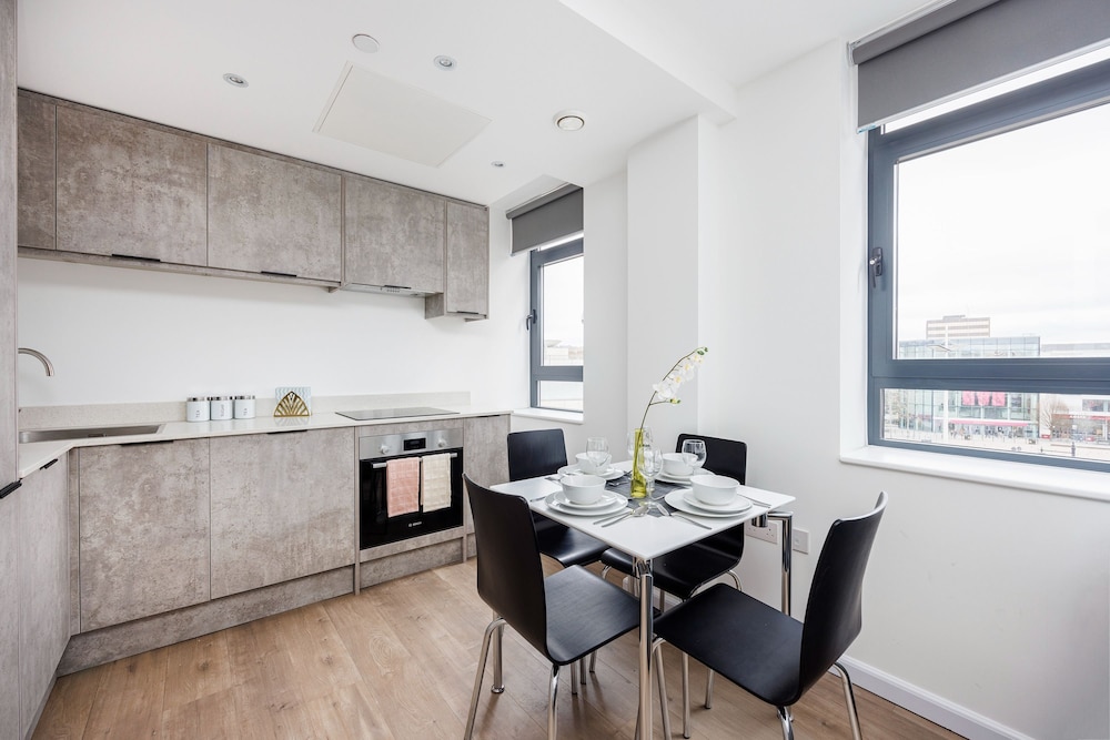 Modern 1 Bed Flat in Town Centre - Free Wifi
