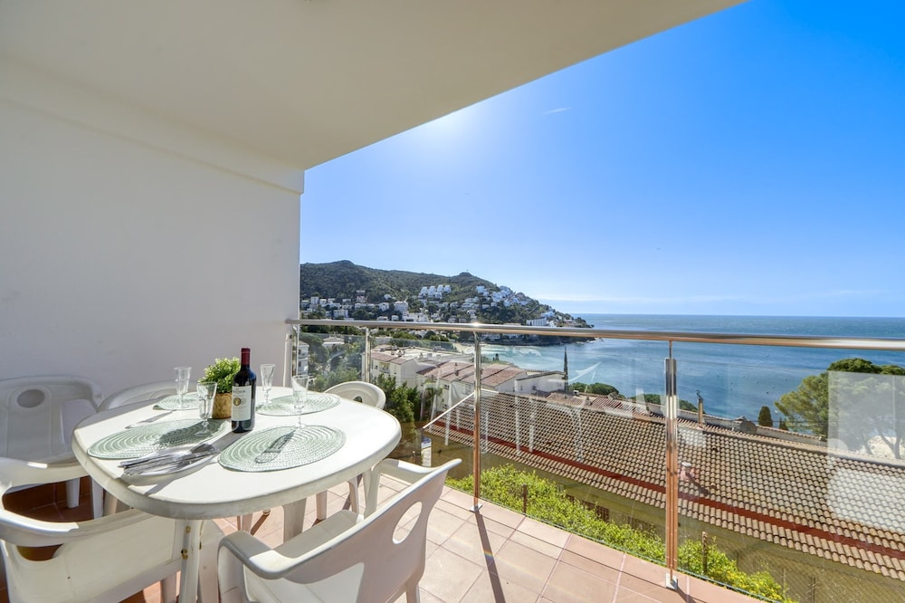 Apartment in Rosas Near Playa de Canyelles