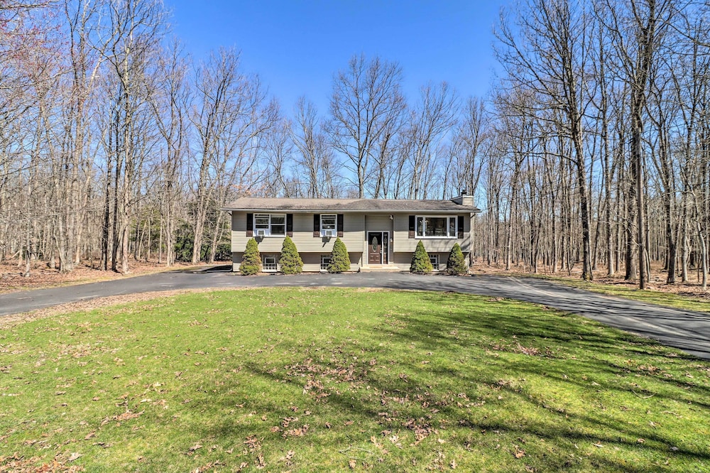 Sleek Albrightsville Home w/ Deck, Game Room view 4