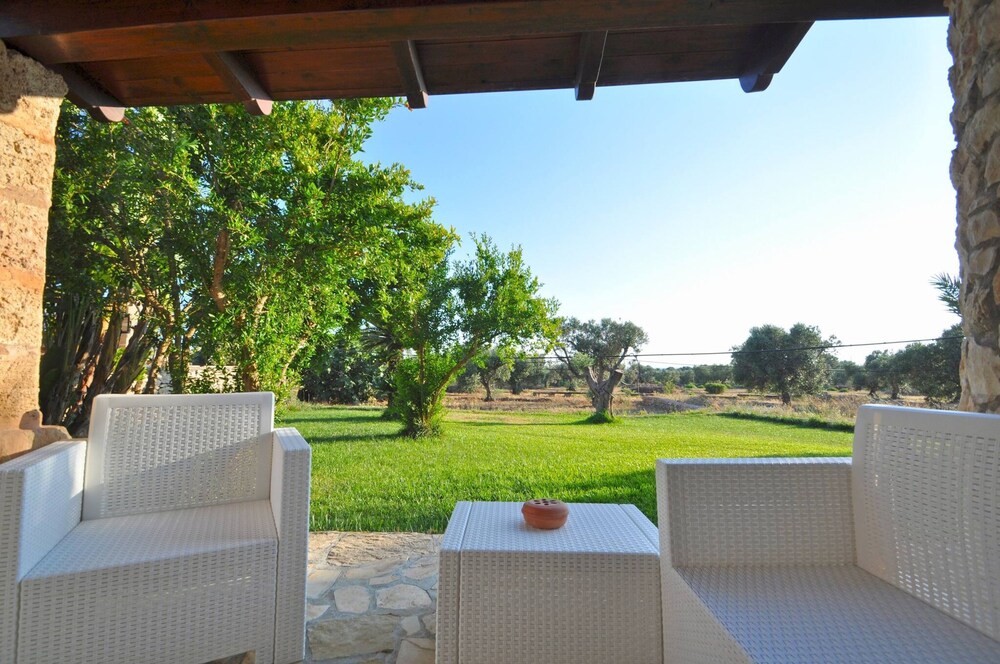 Trullo dei Beneficati a Pochi Metri dal Mare