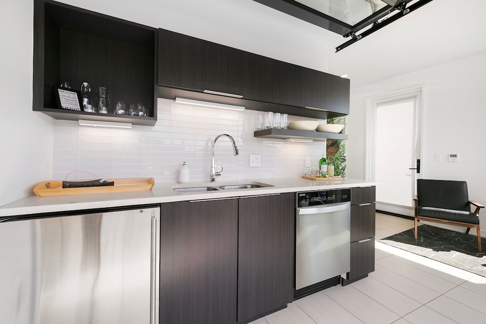 The Overlook - Luxe Old Town Condo w/ King Suite