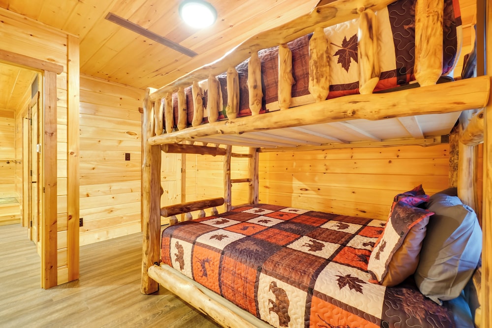 Hot Tub, Game Room & Mtn Views: Sevierville Cabin