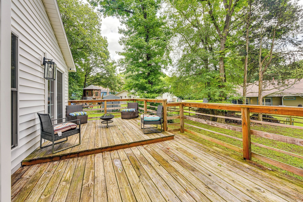 10 Mi to Uptown Charlotte: Family Home w/ Backyard