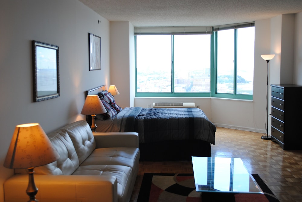 Hudson Suites at Newport