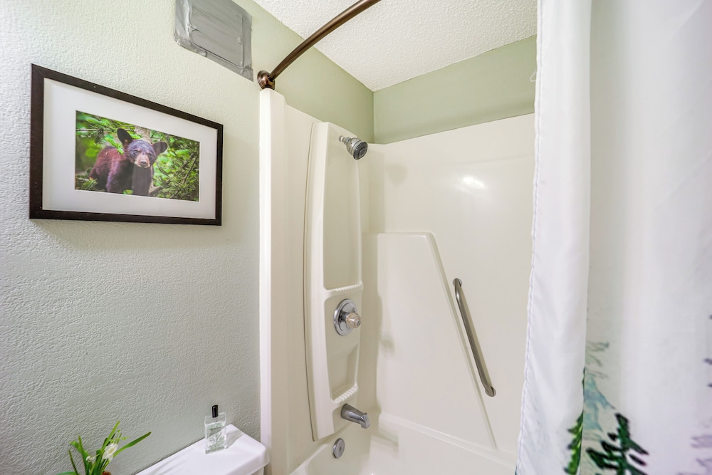 3 Mi to Sugar Mtn Resort: Condo w/ Pool & Hot Tub