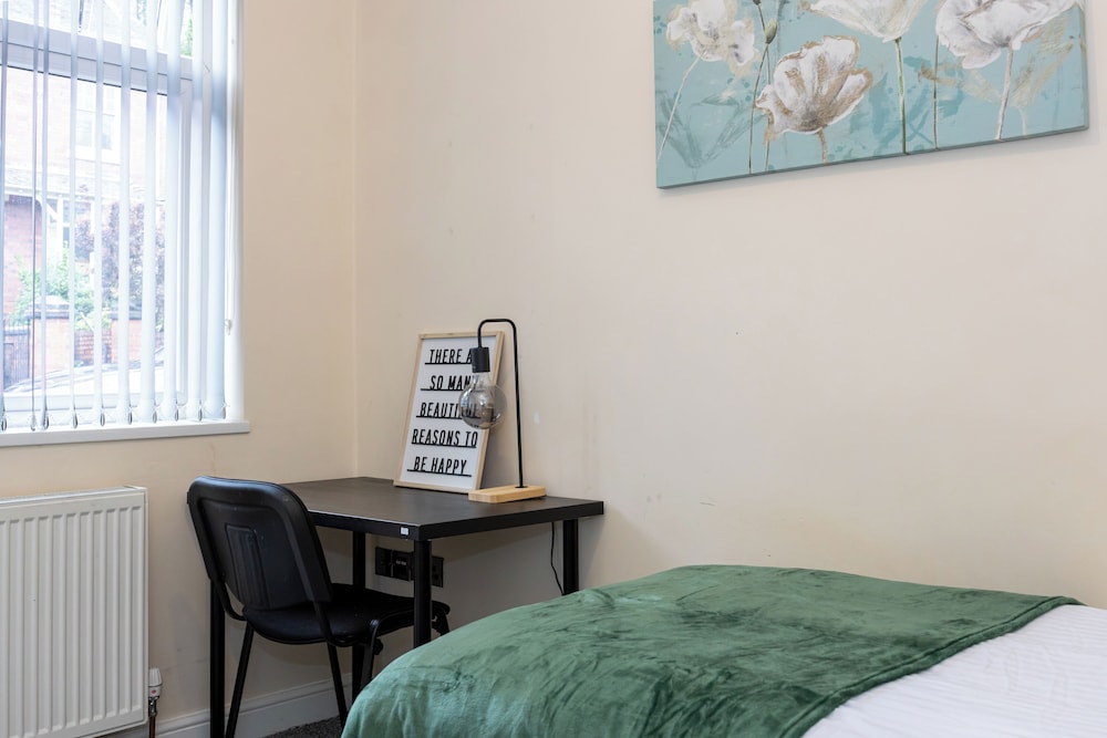 Cosy 4 Bed Townhouse Near Keele University and Royal Stoke Hospital