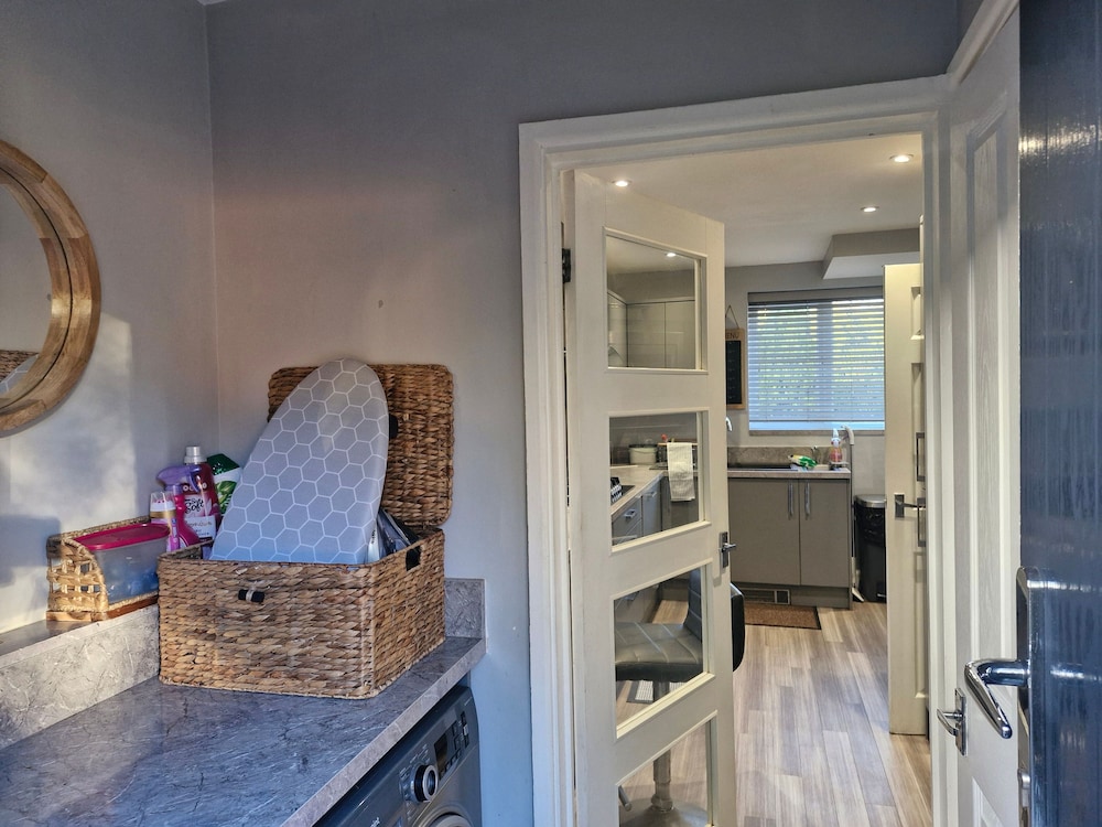 Beautiful Wythenshawe Home Near Airport With Garden & Parking Sleeps 5
