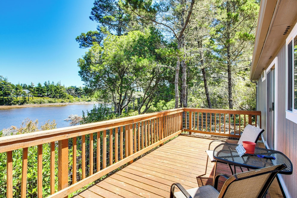 Quiet Lakefront Retreat < 2 Mi to Heceta Beach!