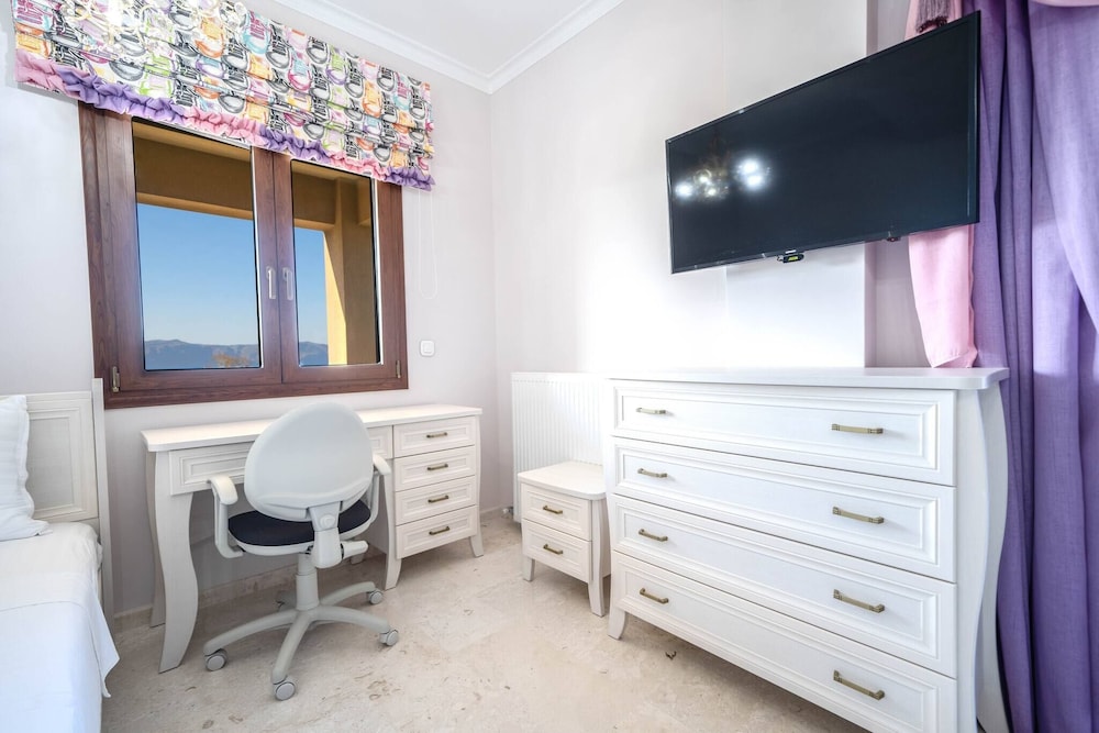 Karyo Villa,- 4bd, 3min On Foot From The Beach!