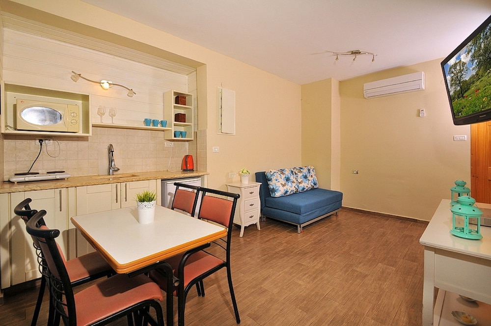 Mul Kineret Suites