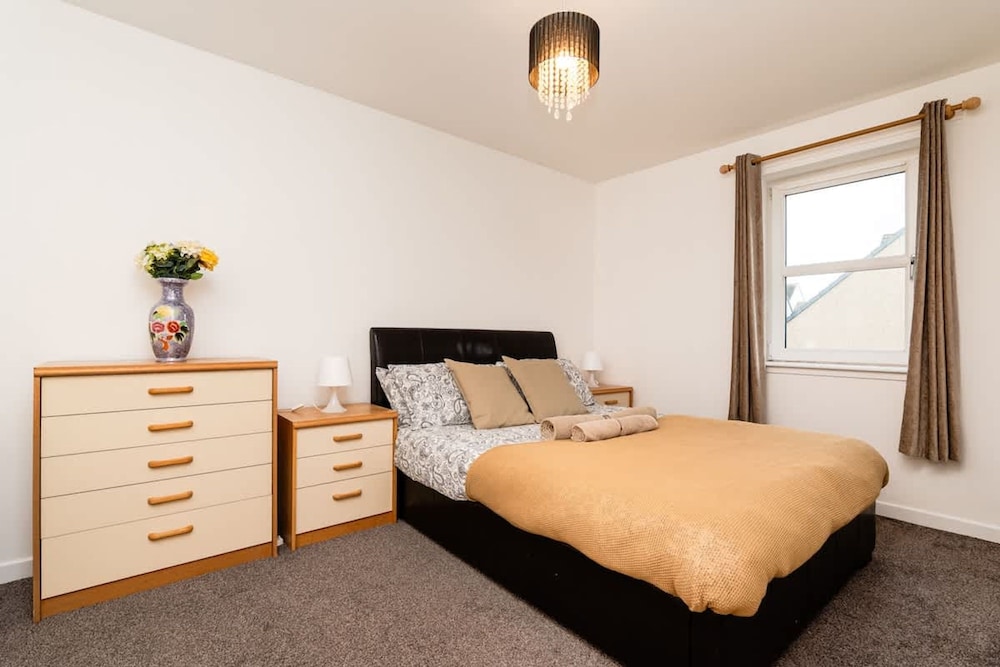 3 Bedroom House - Free Parking