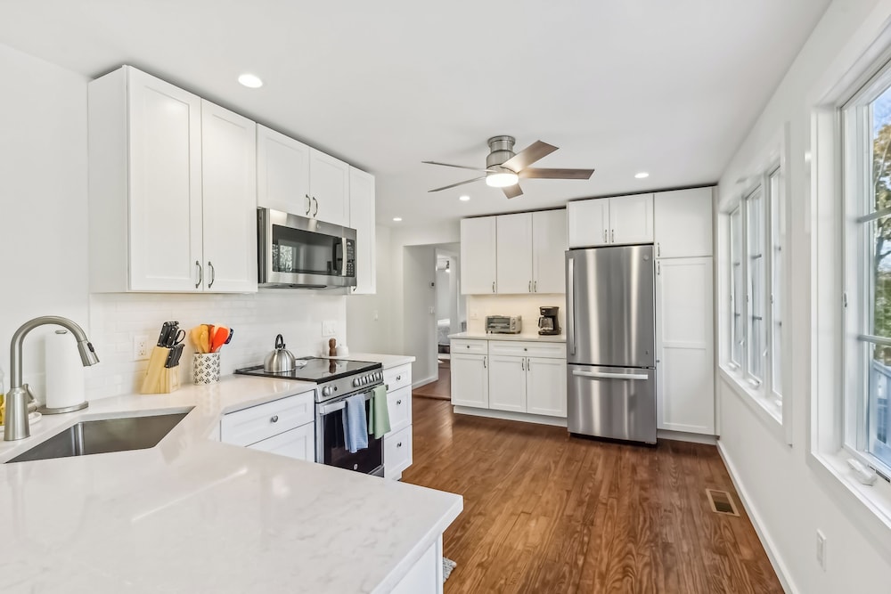 3BR Home Walk to Beach w/ Outdoor Shower & Grill