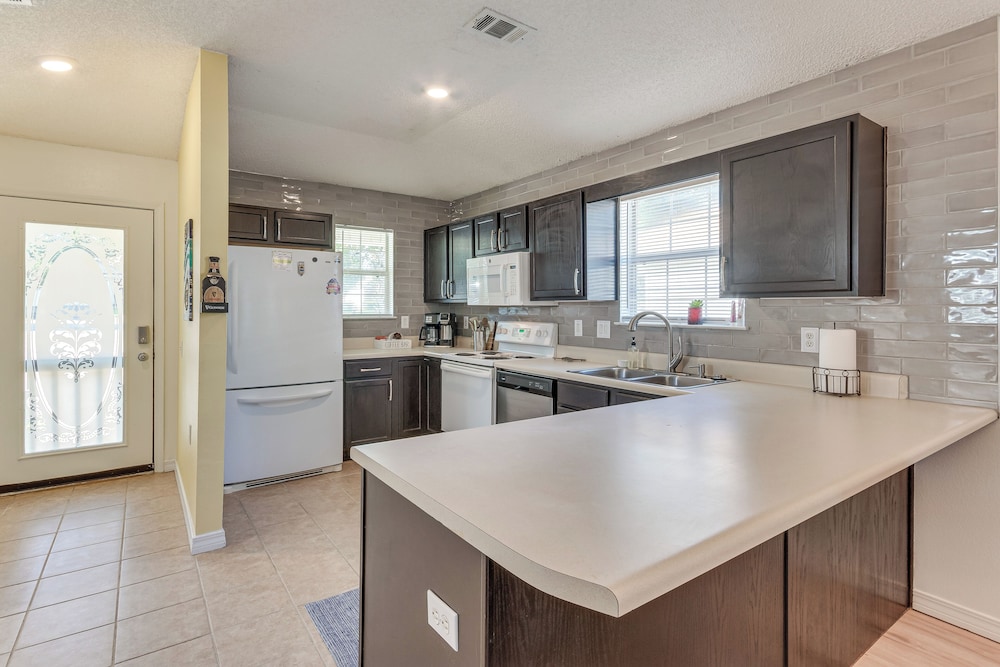 3 Mi to Beach: Quiet Gulf Breeze Gem Near Dtwn