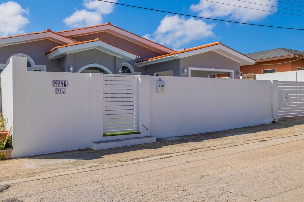 Remodeled 3br2ba Cozy Central Private Pool