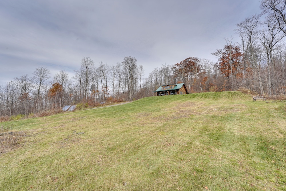 Remote Escape: Vermont Cabin w/ Mountaintop Views!