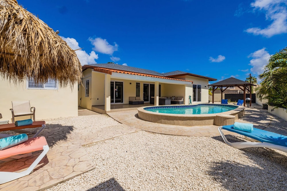 Newly Renovated 4BR 4BA Private Pool Eagle Beach