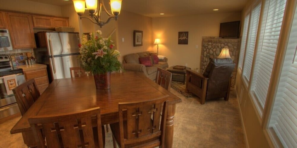 The Collins Inn and Seaside Cottages - Adults Only