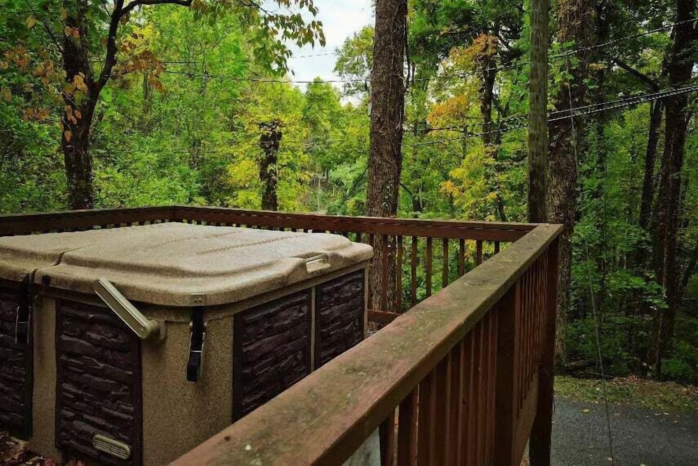 The Fur Traders Cabin- Pigeon Forge 2 Bedroom Cabin