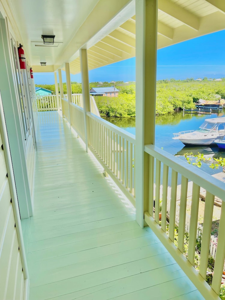 Utila Seabreeze Vacation Apartments