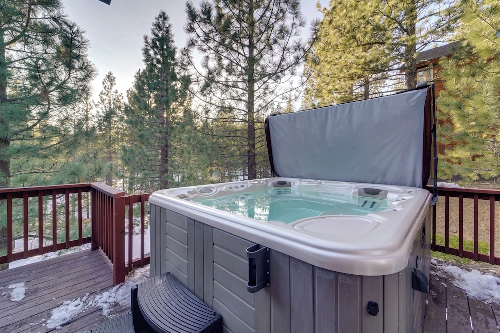 Near Downhill Ski Resort! Hot Tub Haven in Truckee
