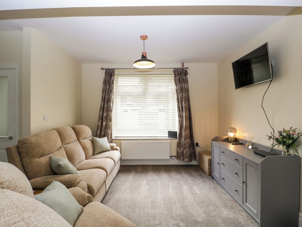 32 Bridgend Road