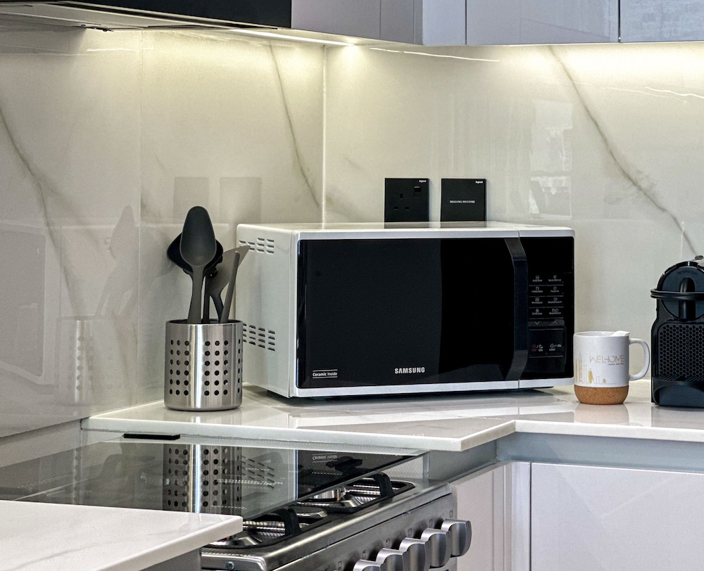 WelHome - Dubai Delight: Luxe Living 1BR at Binghatti Luna