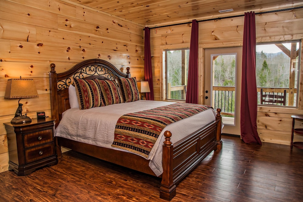 Breathtaking 14BR Cabin: Elevator Views Games Hot Tubs Galore, Billede 17
