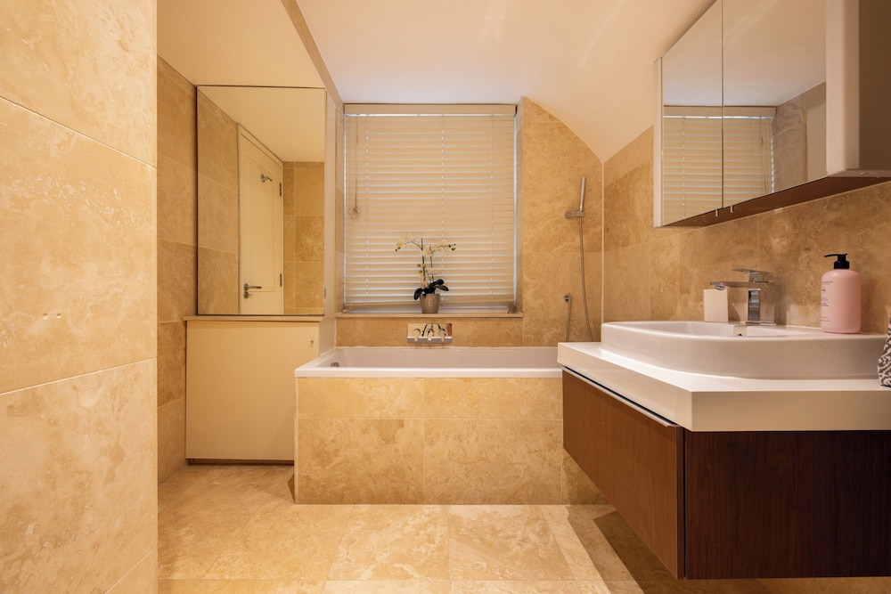 Paddington 7-bed 13-guest Massive House W/patio