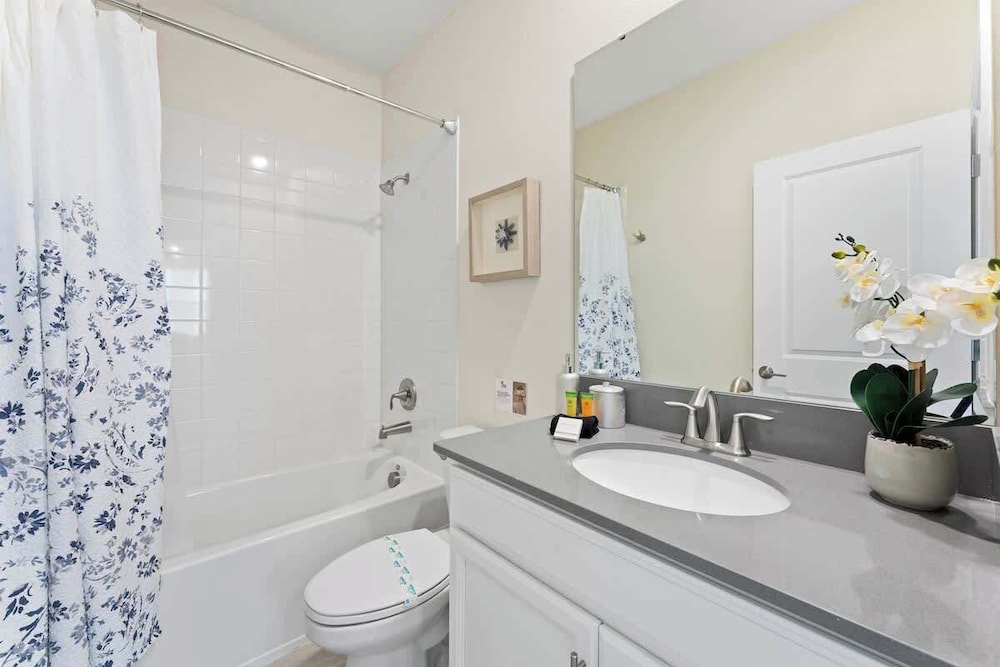 Sophisticated 6BR at Storey Lake