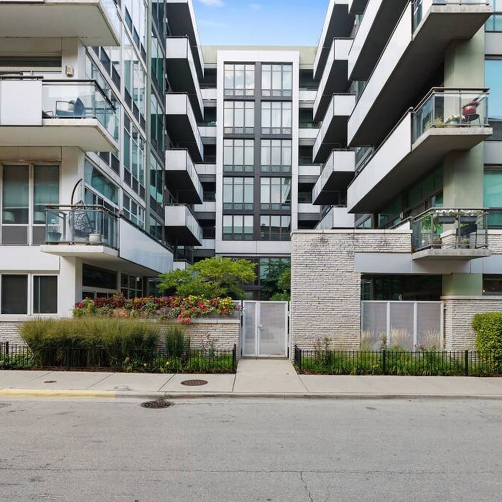 Sleek 2 Bed 2 Bath Condo in Trendy Fulton Market