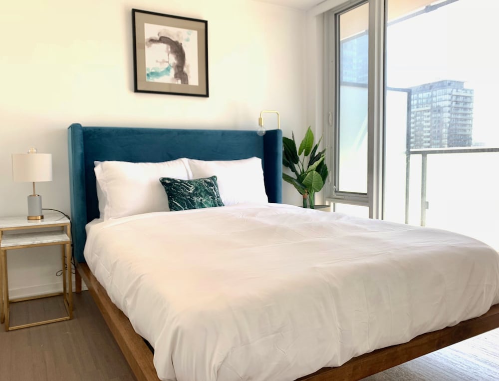 Luxury 2Bed 2Bath Corner Condo - Image 5