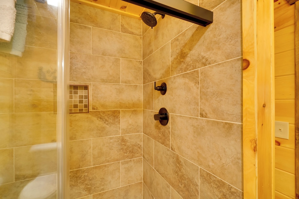 12 Mi to Gsmnp: Cabin w/ Game Room in Sevierville