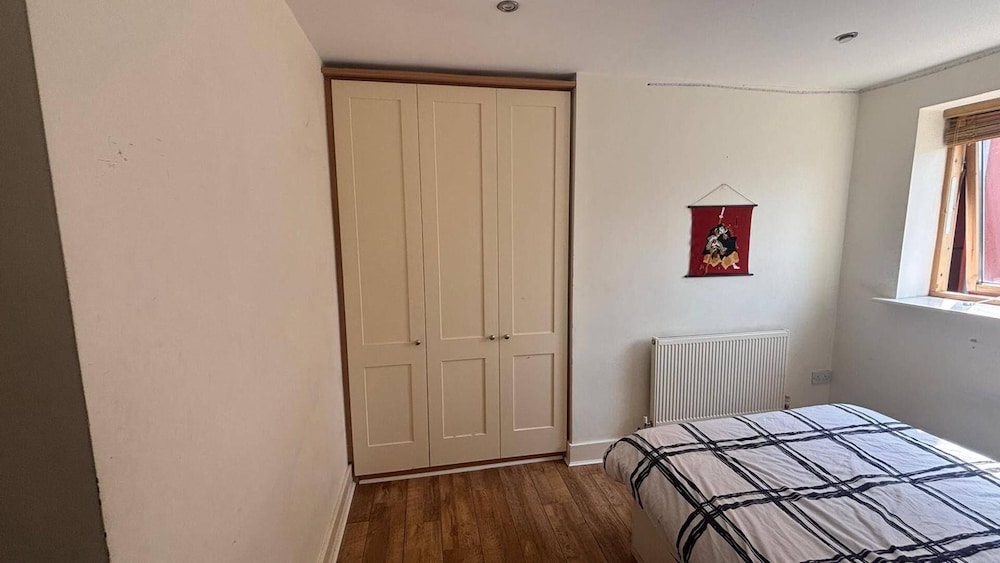 Central Dublin 2-bed Apartment -sleeps 5 & Parking