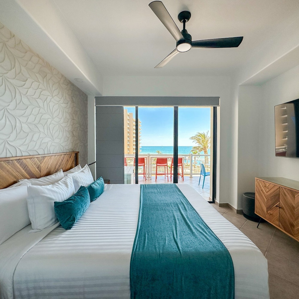 Luxury Ocean View Condo w Huge Deck