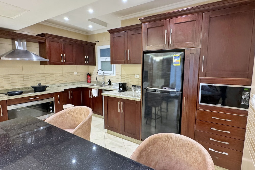 Calm & Classy 2BR - 5 min to Airport