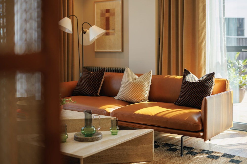 Sophisticated Studio Flat With Rooftop Access