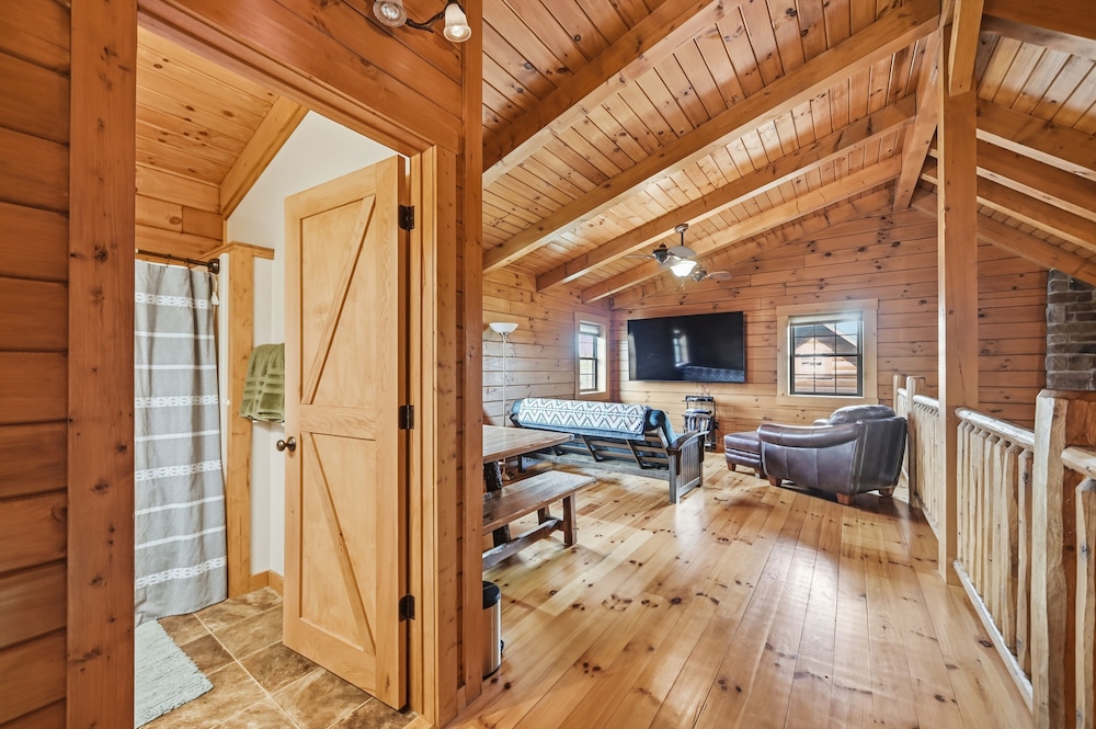 Sprinkle Bottom Lodge 5 Bedroom Cabin