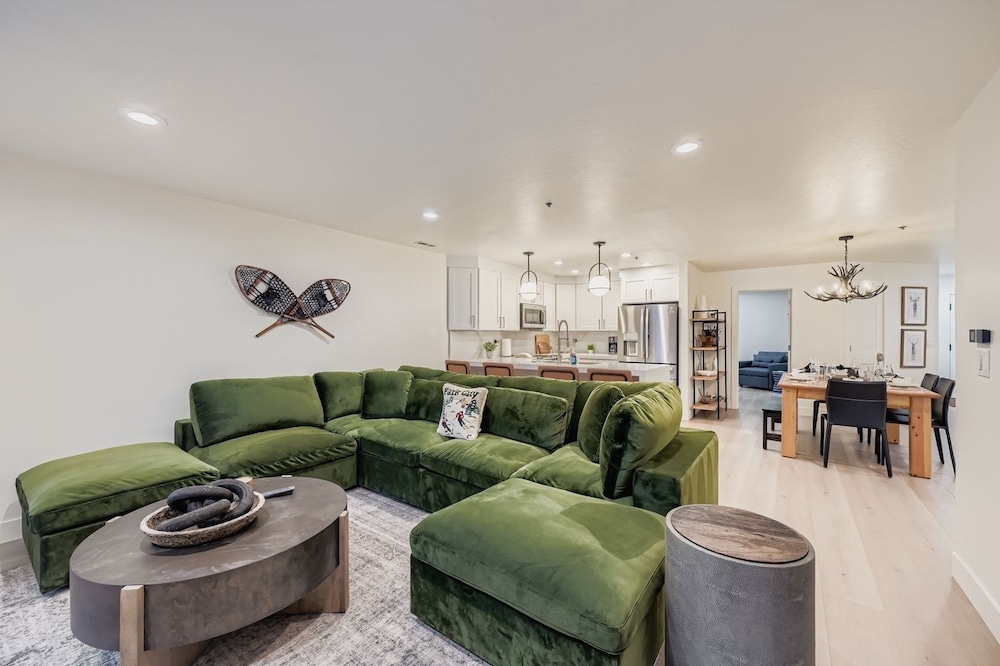 Woodside Avenue Retreat 1375 2 Bedroom Condo