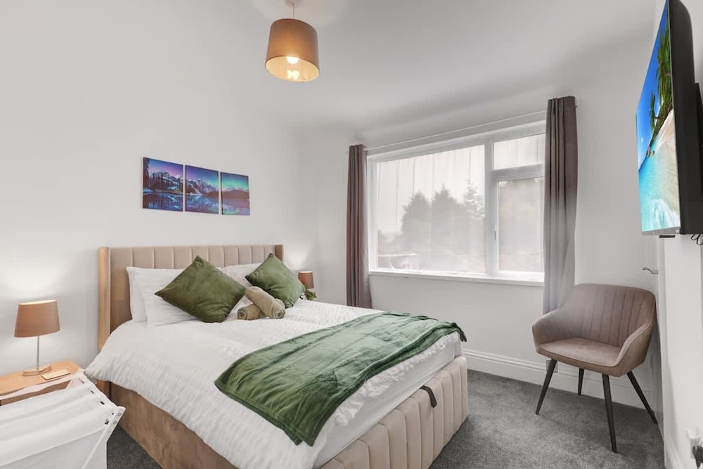 3 Bedroom House With Free Parking