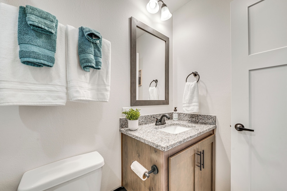 Private Hot Tub: Newly Built Fraser Townhome