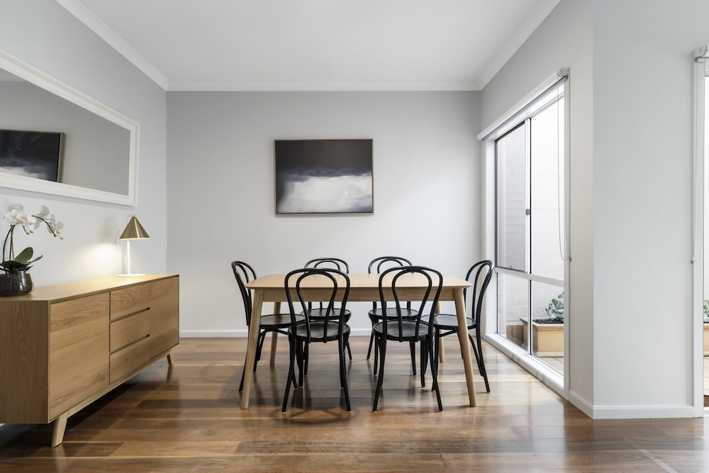 Elegant 3-bed Townhouse in Leafy Kensington