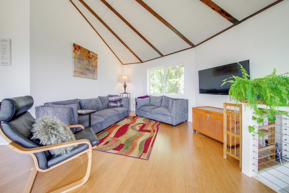 Spacious Deck w/ Ocean View: Puget Sound Gem!