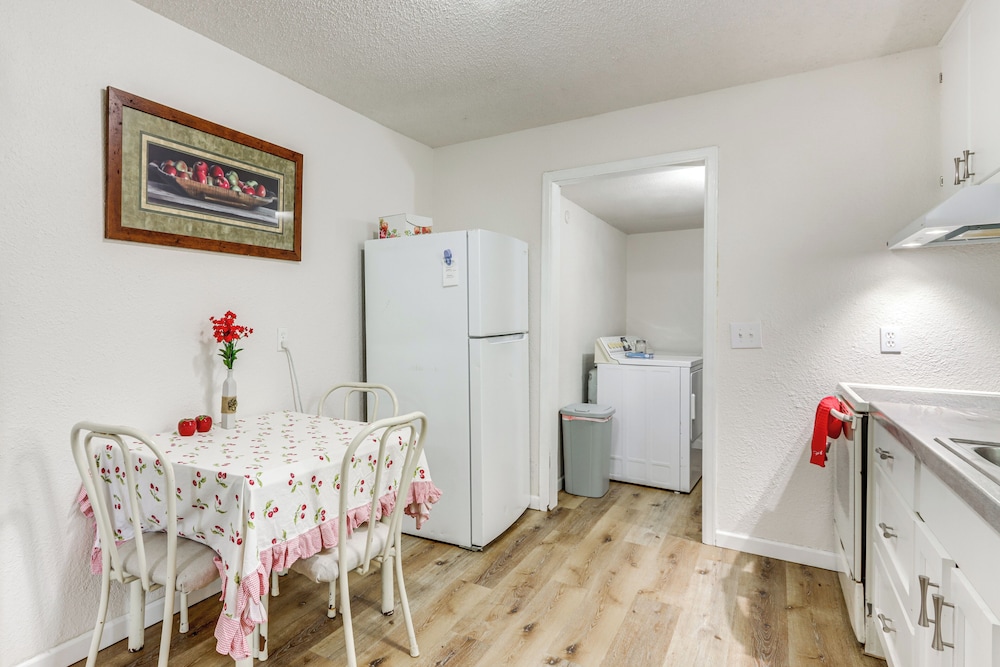 1 Mi to Main St Joplin: Cozy Home w/ Shared Yard!