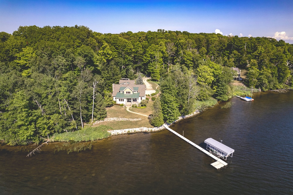 Hamlin Lake Retreat: Spacious Stay for Groups!