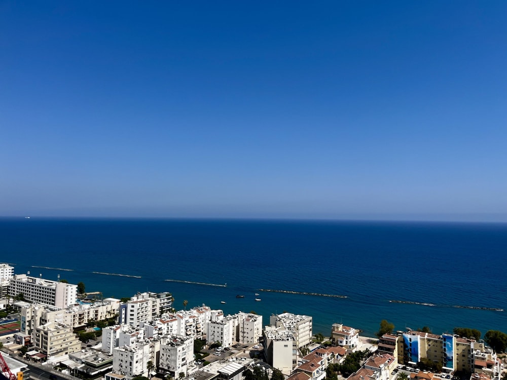 128 LIM - 2106 Stay Only Tower Suite