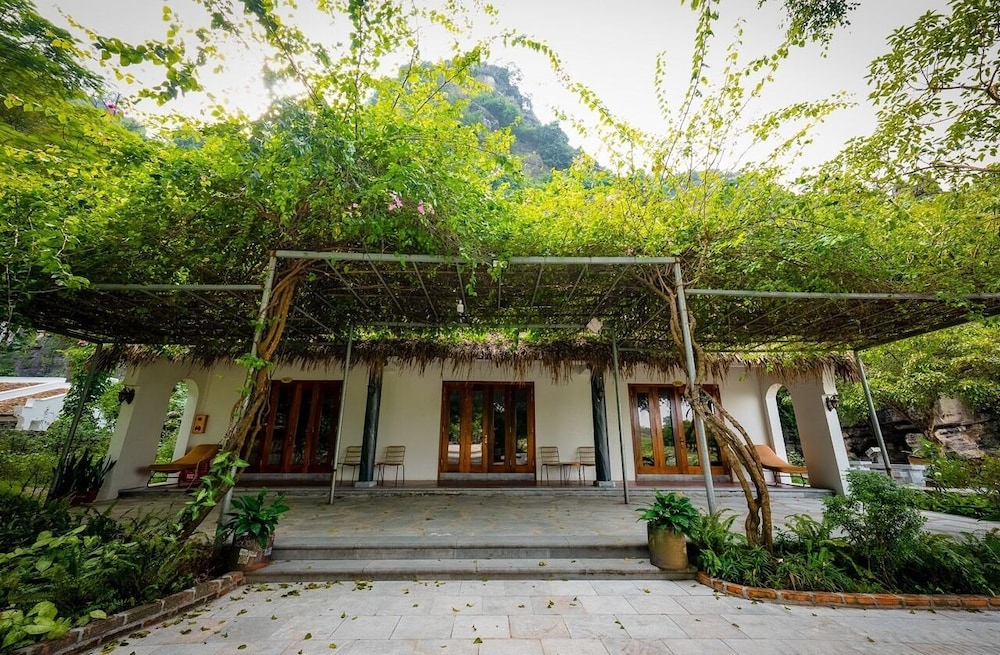 Mua Caves Ecolodge