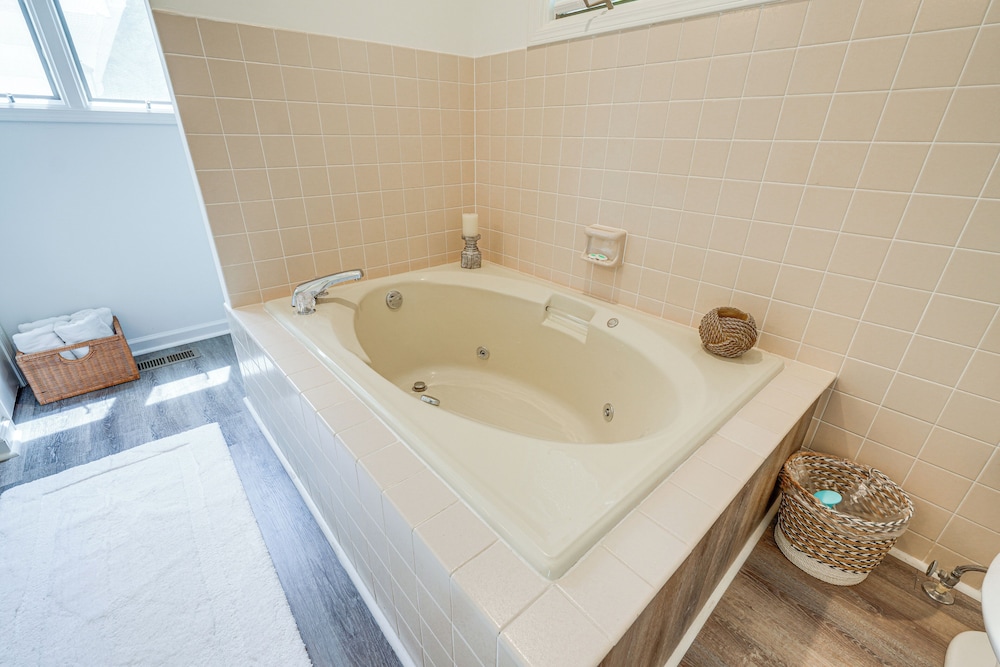 < 1 Mi to Lake Chatuge: Home w/ Mtn & Water Views!