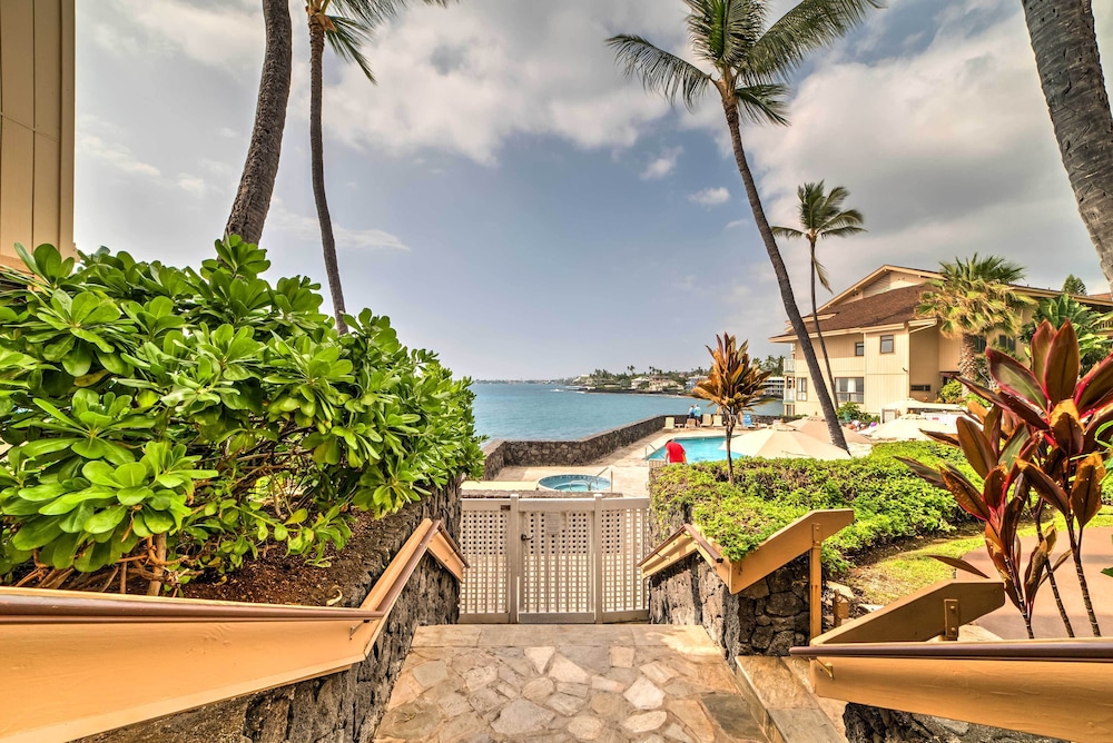 Oceanfront Kailua-kona Townhome w/ Pool & Views!