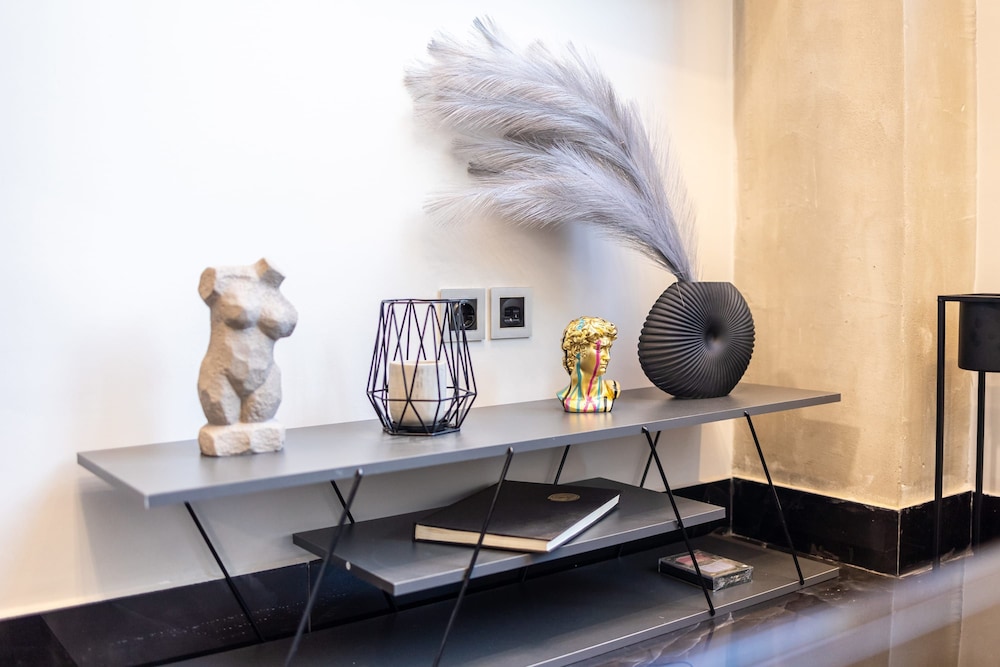 Ventiri Lofts - Luxury Duplex w Private Garden