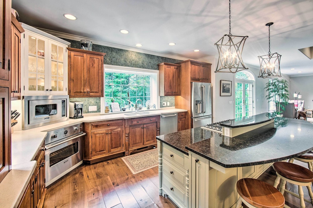 Extravagant Atglen Manor w/ Private 60-acre Land! view 3